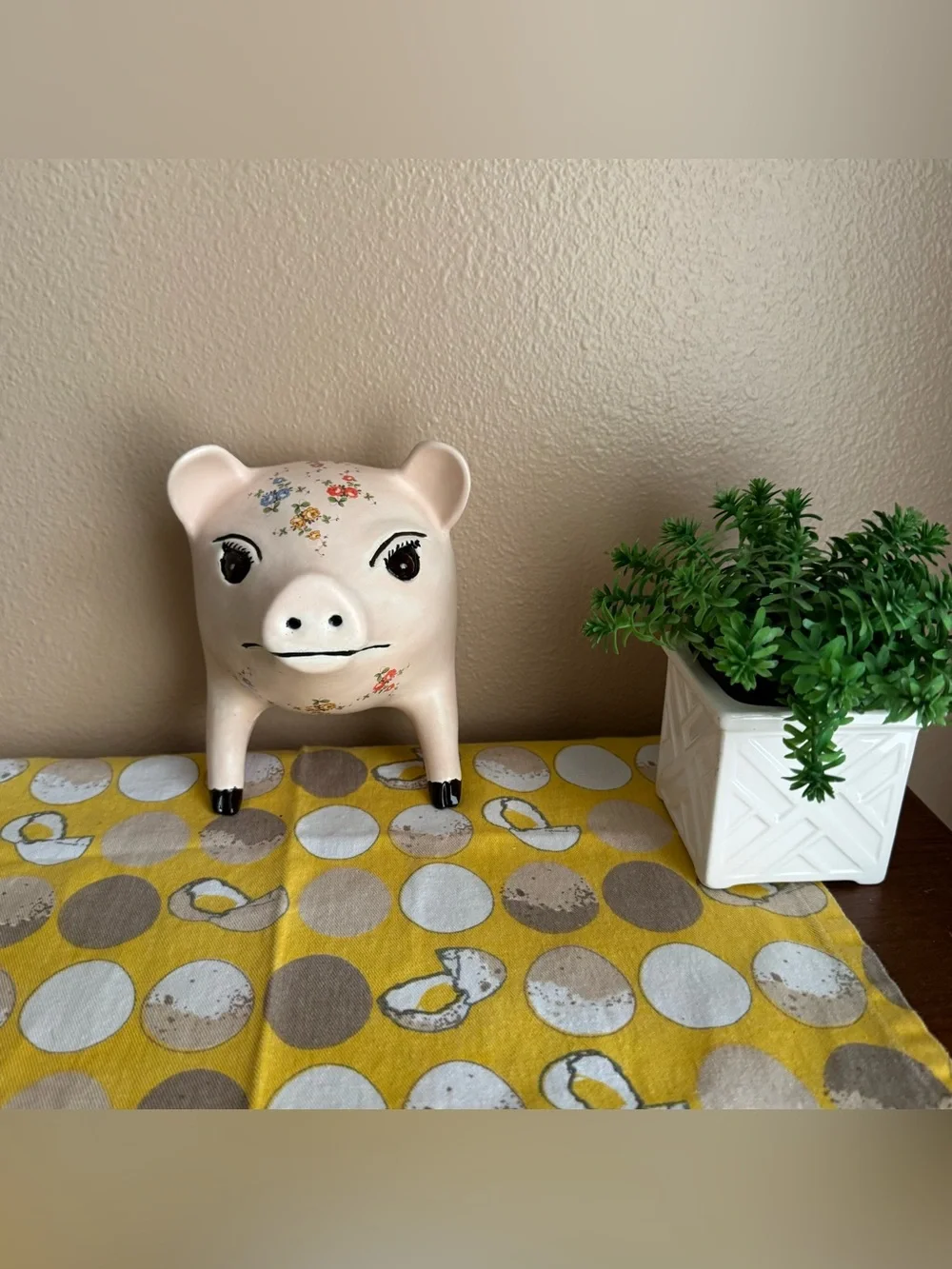 Floral half ‘stern’/annoyed pig wall hanging